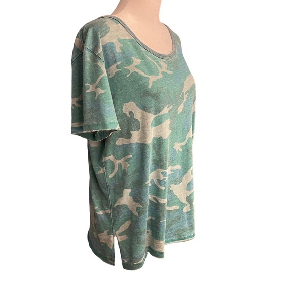 Free People Women Faded Camo Raw Hem Relaxed Crew Neck T-Shirt Green Khaki Small - Picture 2 of 10